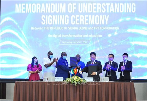 Корпорация FPT и Республика Сьерра-Леоне подписали соглашение о сотрудничестве в продвижении национальной цифровой трансформации и обучении цифровых рабочих сил - ảnh 1