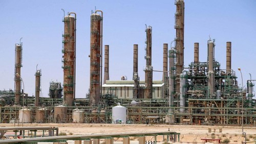 Десятки тысяч баррелей нефти вылились в окружающую среду в Ливии из-за прорыва трубопровода - ảnh 1