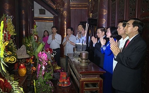 4월 24일 저녁, Dai Co Viet국가 설립 1,050주년 기념식 및 2018년 Hoa Lu축제 진행 - ảnh 1