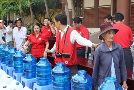 베트남 적십자사,  홍수 피해 주민들에게 계속 인도주의적  지원 - ảnh 1