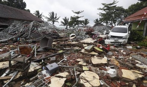 인도네시아 쓰나미, 사상자 수 계속 늘어나 - ảnh 1