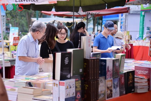 제6회 베트남 책의 날, 사회 공동체의 독서 문화 전파에 기여 - ảnh 1