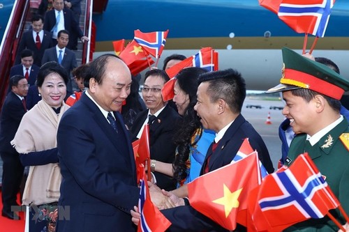 응우옌 쑤언 푹 총리,공식 방문 일정시작 - ảnh 1