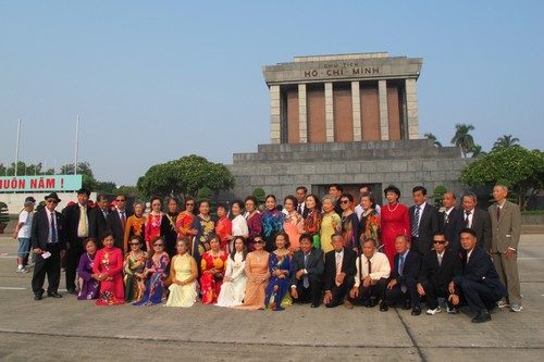 Đoàn cựu giáo viên kiều bào tại Thái Lan về thăm quê hương - ảnh 1
