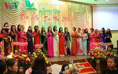 Dạ hội Sắc Thu tôn vinh phụ nữ Việt Nam tại Cộng hòa Séc - ảnh 1