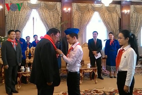 Chủ tịch nước CHDCND Lào tiếp Đoàn đại biểu thiếu nhi Việt Nam - ảnh 1