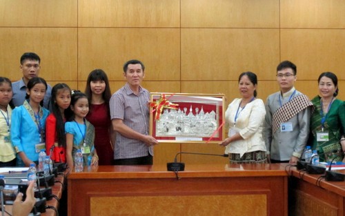 Đoàn thanh thiếu nhi kiều bào Lào về thăm Việt Nam - ảnh 5