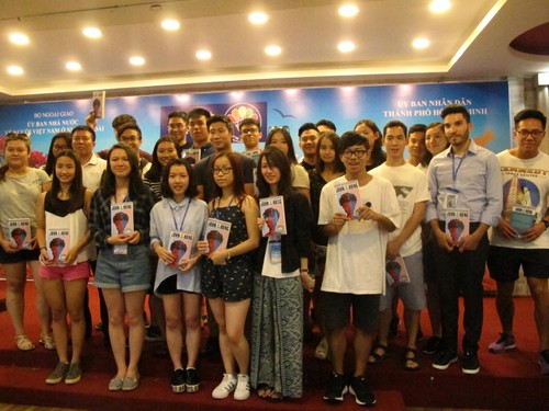 Các thanh niên kiều bào tham quan Hội trường Thống nhất và giao lưu với John Hùng Trần - ảnh 6