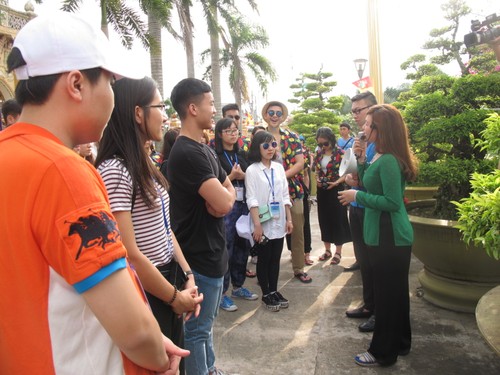 Đoàn thanh thiếu niên kiều bào thăm chùa Vĩnh Tràng, Tiền Giang - ảnh 1