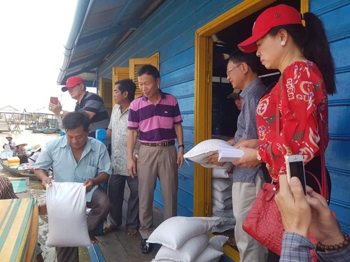 Đoàn công tác Đại sứ quán Việt Nam tại Campuchia tặng quà cho bà cho Việt kiều nghèo tại Pursat và Battambang - ảnh 1