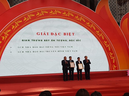 Phó Thủ tướng Thường trực Trương Hòa Bình trực tiếp trao giải thưởng tại Hội Báo toàn quốc 2019 - ảnh 1