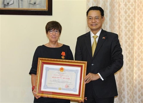 Trao Huân chương Hữu nghị cho cựu Đại sứ Bỉ tại Việt Nam - ảnh 1