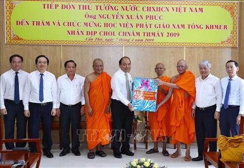 Thủ tướng Nguyễn Xuân Phúc thăm, chúc Tết Chôl Chnăm Thmây tại Học viện Phật giáo Nam tông Khmer - ảnh 1