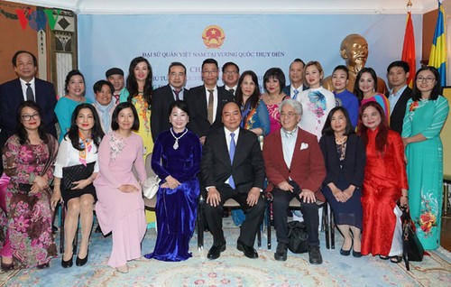 Thủ tướng gặp gỡ cộng đồng người Việt Nam tại Thụy Điển - ảnh 3