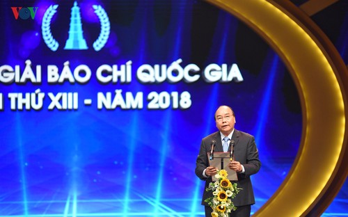 Thủ tướng Nguyễn Xuân Phúc dự và trao giải cho các tác giả xuất sắc đoạt Giải Báo chí quốc gia năm 2018 - ảnh 1