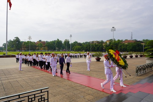 Thanh niên kiều bào ấn tượng khi tham Di tích nơi ở của Chủ tịch Hồ Chí Minh - ảnh 1