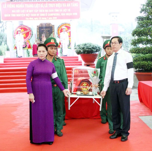 Chủ tịch Quốc hội Nguyễn Thị Kim Ngân dự Lễ truy điệu và an táng hài cốt liệt sỹ tại tỉnh Tây Ninh - ảnh 1