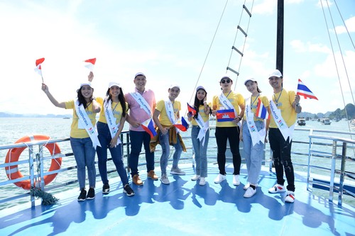 Các thí sinh tham dự Tiếng hát ASEAN + 3 trải nghiệm vẻ đẹp Vịnh Hạ Long - ảnh 1