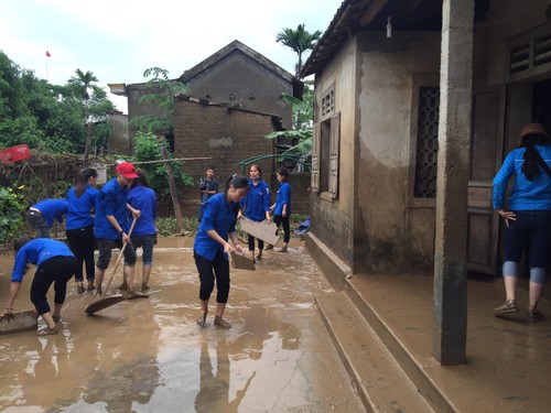 Thanh niên chung tay hỗ trợ đồng bào các tỉnh miền Trung khắc phục hậu quả mưa lũ - ảnh 10