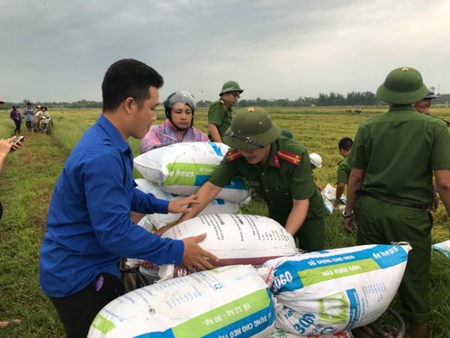 Thanh niên chung tay hỗ trợ đồng bào các tỉnh miền Trung khắc phục hậu quả mưa lũ - ảnh 5