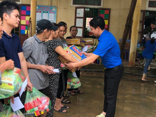 Thanh niên chung tay hỗ trợ đồng bào các tỉnh miền Trung khắc phục hậu quả mưa lũ - ảnh 16