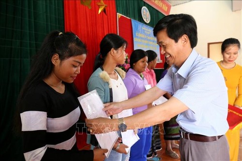 Trao quyết định nhập quốc tịch Việt Nam cho 350 cư dân biên giới Việt Nam – Lào - ảnh 1