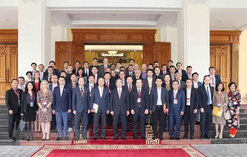 Trưởng ban Kinh tế Trung ương Nguyễn Văn Bình tiếp các diễn giả tham gia Diễn đàn Công nghiệp 4.0 - ảnh 1