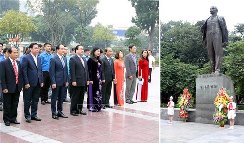Lãnh đạo thành phố Hà Nội dâng hoa nhân kỷ niệm 102 năm Cách mạng tháng Mười Nga - ảnh 1