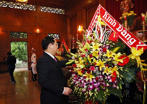 Phó Thủ tướng Vương Đình Huệ dâng hương Chủ tịch Hồ Chí Minh, thăm người có công Nghệ An - ảnh 1