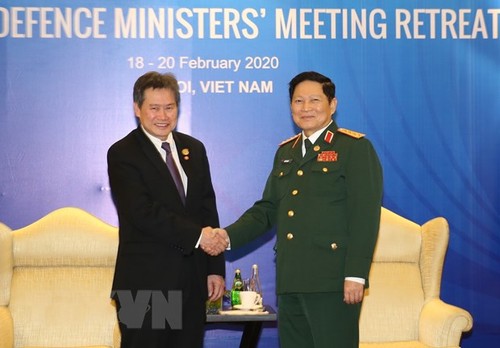 ADMM hẹp: Bộ trưởng Quốc phòng Ngô Xuân Lịch tiếp Tổng Thư ký ASEAN, Bộ trưởng Quốc phòng Campuchia - ảnh 1
