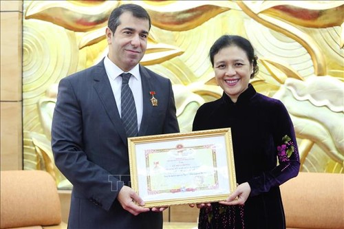 Trao Kỷ niệm chương “Vì hòa bình, hữu nghị giữa các dân tộc” tặng Đại sứ Azerbaijan tại Việt Nam - ảnh 1