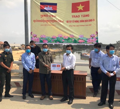 Hỗ trợ tỉnh Pray Veng (Campuchia) vật tư y tế phòng, chống dịch COVID-19 - ảnh 1