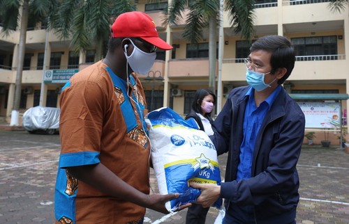 Hỗ trợ hơn 15 tấn gạo cho trên 3.000 sinh viên có hoàn cảnh khó khăn - ảnh 1