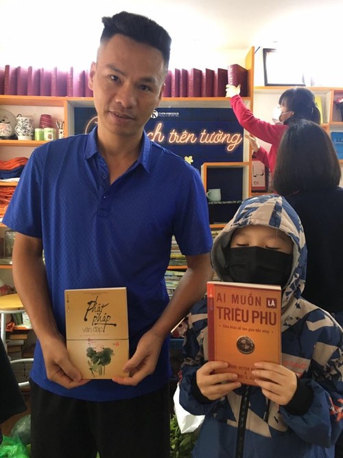 Cây 'ATM sách' miễn phí đầu tiên tại Hà Nội giúp thêm nhiều người tiếp cận tri thức - ảnh 3