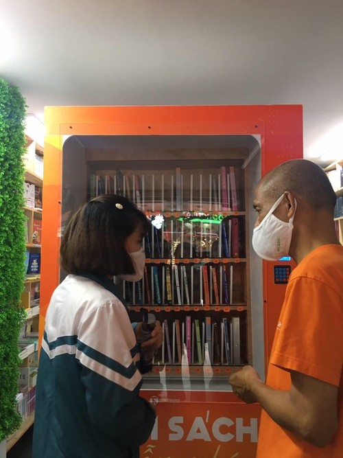 Cây 'ATM sách' miễn phí đầu tiên tại Hà Nội giúp thêm nhiều người tiếp cận tri thức - ảnh 2
