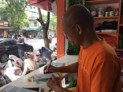 Cây 'ATM sách' miễn phí đầu tiên tại Hà Nội giúp thêm nhiều người tiếp cận tri thức - ảnh 1