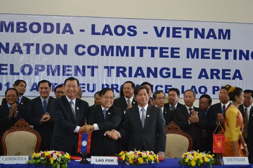 Kamboja-Laos-Vietnam bekerjasama membantu kawasan Segi Tiga Perkembangan - ảnh 1