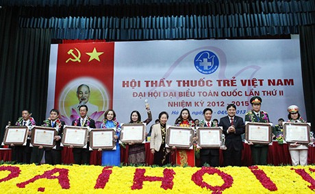 Dokter muda Vietnam melatih moral dan profesi demi kesehatan masyarakat - ảnh 1