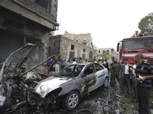 Zona diplomasi di peluaran ibu kota Yaman diserang oleh bom  - ảnh 1