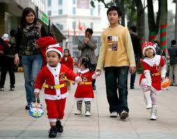 Suasana menyongsong Hari Natal 2015 di kota Hanoi - ảnh 2