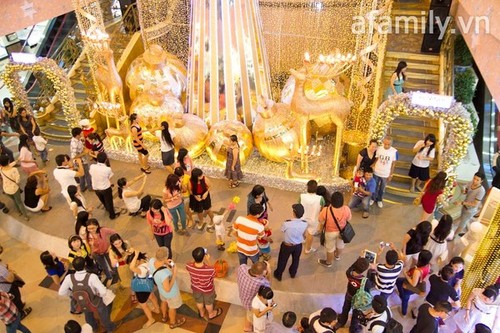 Suasana menyongsong Hari Natal 2015 di kota Hanoi - ảnh 3