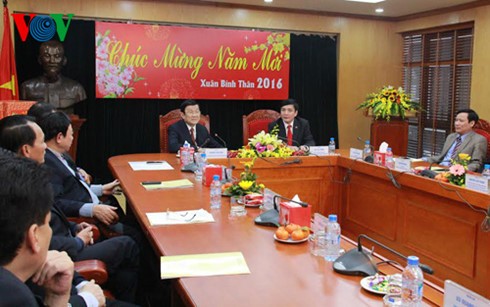 Presiden VN, Truong Tan Sang  mengunjungi, mengucapkan selamat Tahun Baru kepada beberapa satuan - ảnh 1