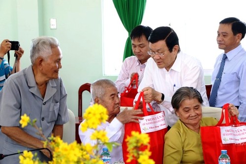 Presiden Truong Tan Sang mengucapkan selamat Tahun Baru kepada dua propinsi Vinh Long dan Dong Thap - ảnh 1