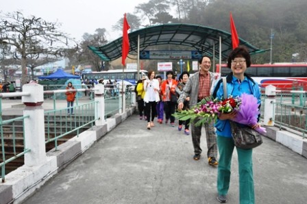 Propinsi Quang Ninh menyambut ribuan wisatawan manca negara - ảnh 1