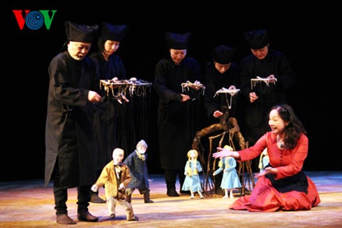 Acara pertunjukan boneka tali : "Mliwis terkena racun” dan kerjasama panggung Vietnam- Jepang - ảnh 1