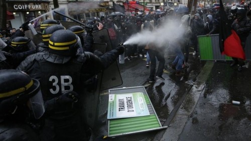Negara Perancis  menjadi tegang  karena berbagai demonstrasi huru-hara jalanan di Perancis - ảnh 1