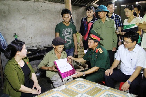 Wakil Ketua MN Vietnam, Do Ba Ty  melakukan kontak pemilih dengan angkatan bersenjata propinsi Lao Cai - ảnh 1