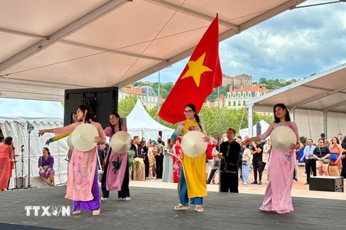 L'Ao Dài et le tourisme vietnamien brillent à la Fête consulaire de Lyon 2024 - ảnh 1