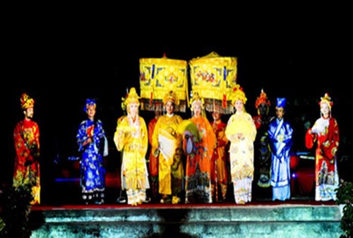 Театр «Туонг» представляет традиционное сценическое искусство на суд зрителей-иностранных туристов - ảnh 2
