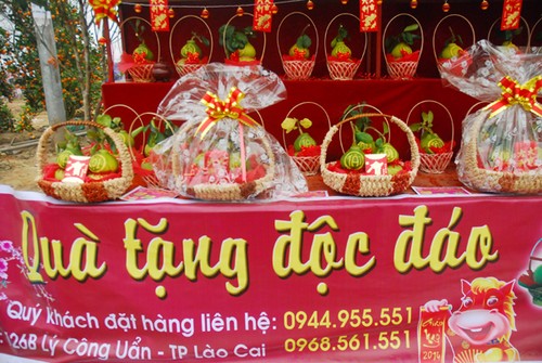 На лаокайском рынке новогодних цветов царит оживлённая атмосфера - ảnh 1